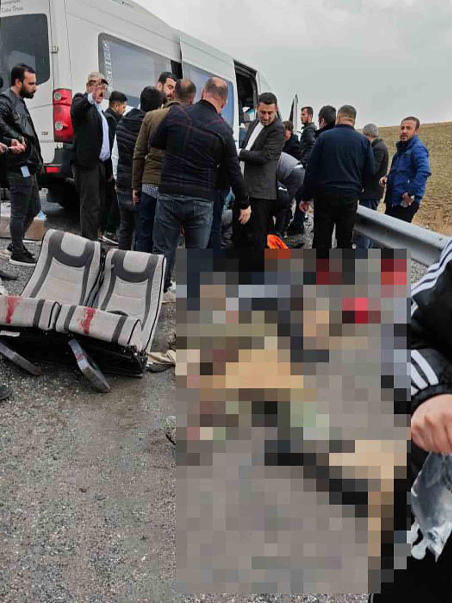 Yolcu Minibüsü Ile Kamyon Çarpıştı 6 Ölü, 4'Ü Ağır 13 Yaralı 10