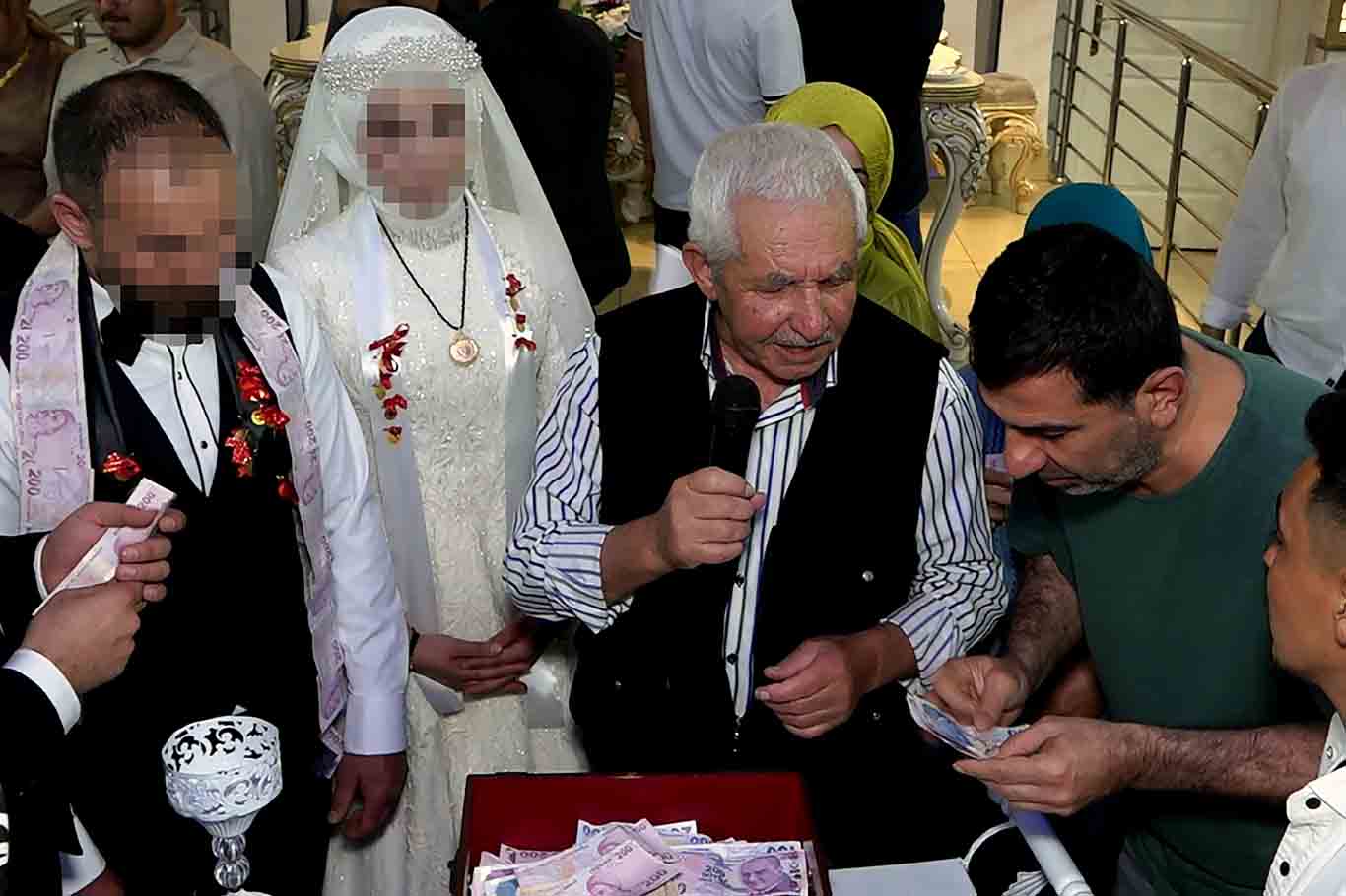 2 Düğüne Davetli Gibi Gidip Takı Töreninde Paraları Çaldı 4