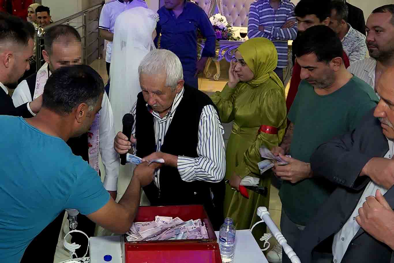2 Düğüne Davetli Gibi Gidip Takı Töreninde Paraları Çaldı 6