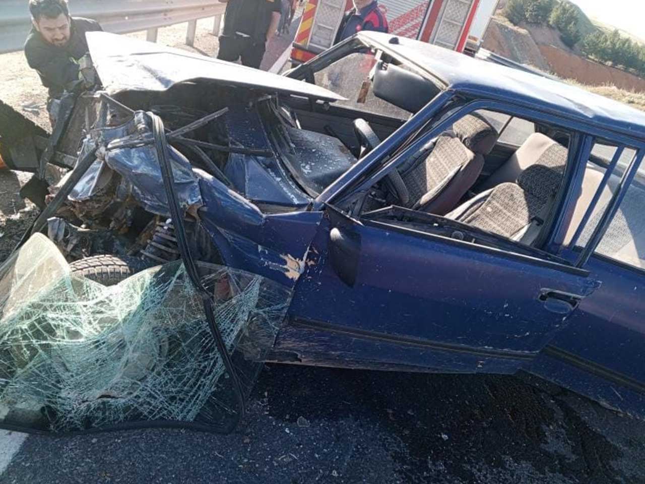Bariyerlere Çarpan Otomobil Hurdaya Döndü 1 Yaralı 1