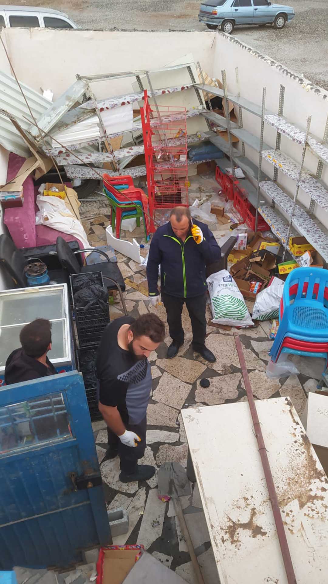 Bismil’de Kuvvetli Rüzgarda Uçan Işyerinin Çatısı, Otomobilin Üzerine Düştü 1
