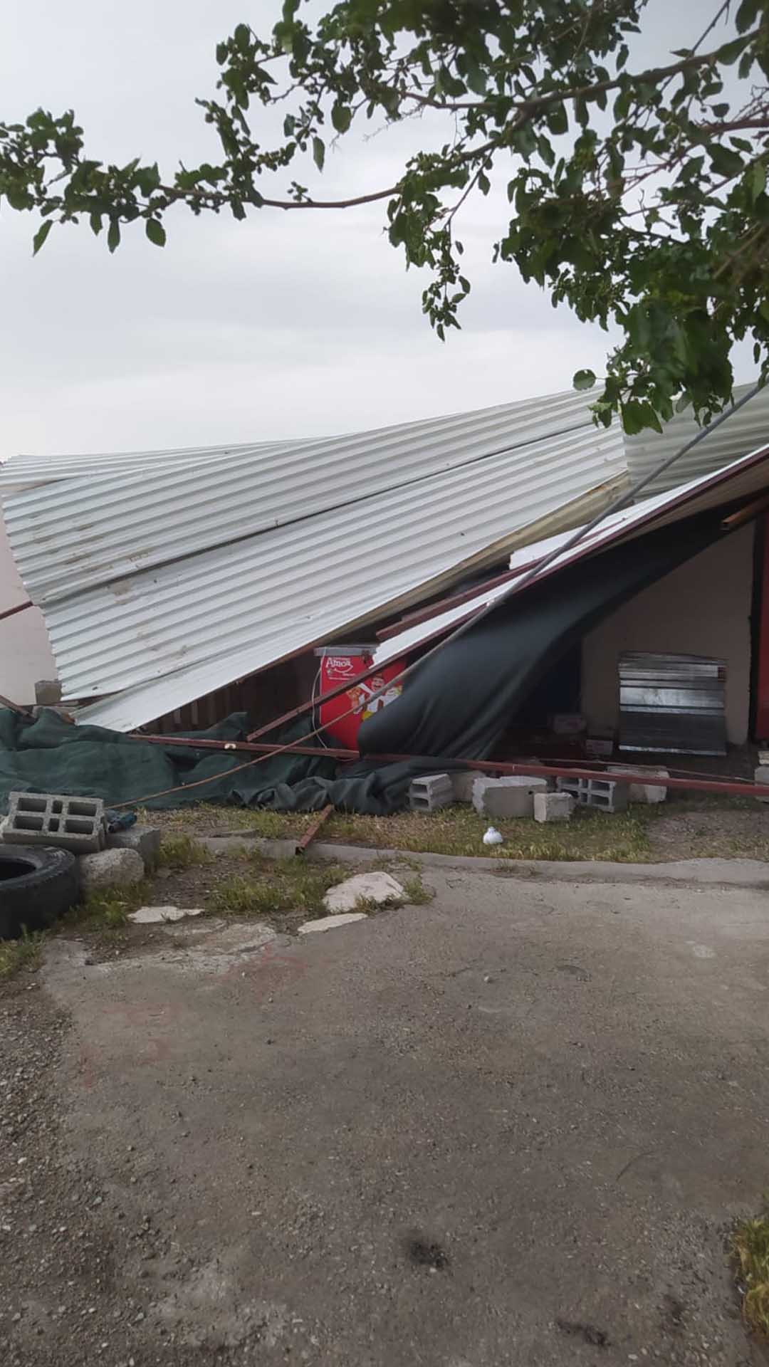 Bismil’de Kuvvetli Rüzgarda Uçan Işyerinin Çatısı, Otomobilin Üzerine Düştü 2