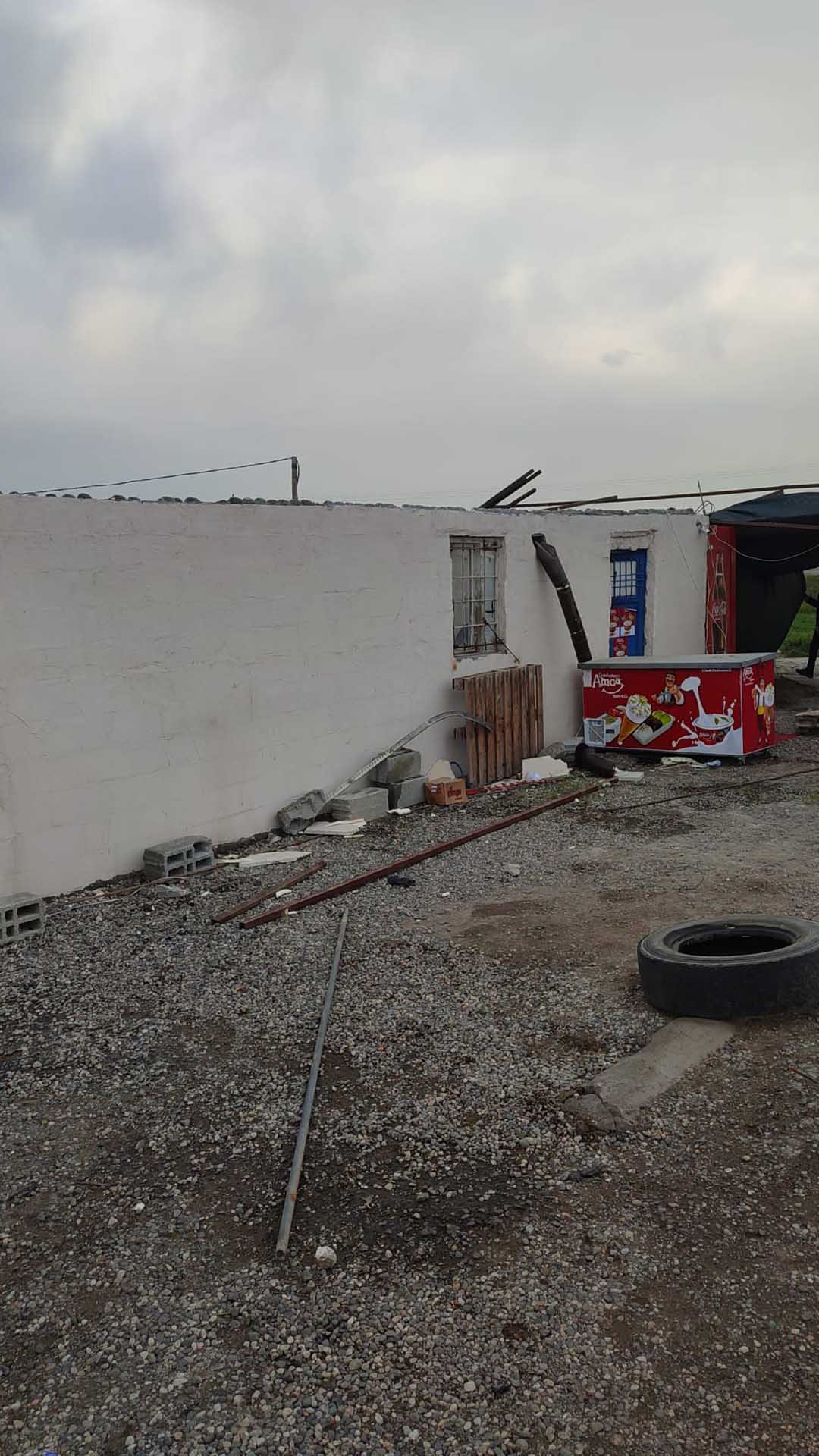 Bismil’de Kuvvetli Rüzgarda Uçan Işyerinin Çatısı, Otomobilin Üzerine Düştü 3