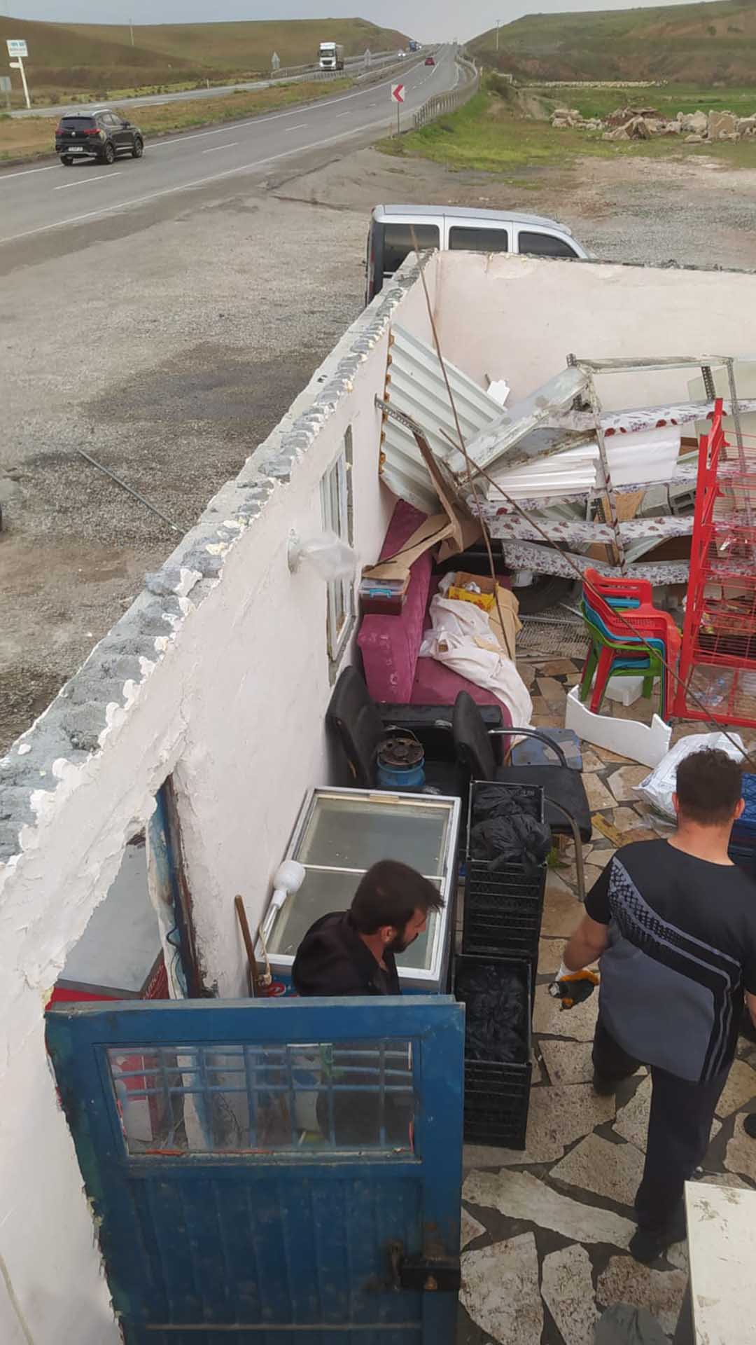 Bismil’de Kuvvetli Rüzgarda Uçan Işyerinin Çatısı, Otomobilin Üzerine Düştü 6