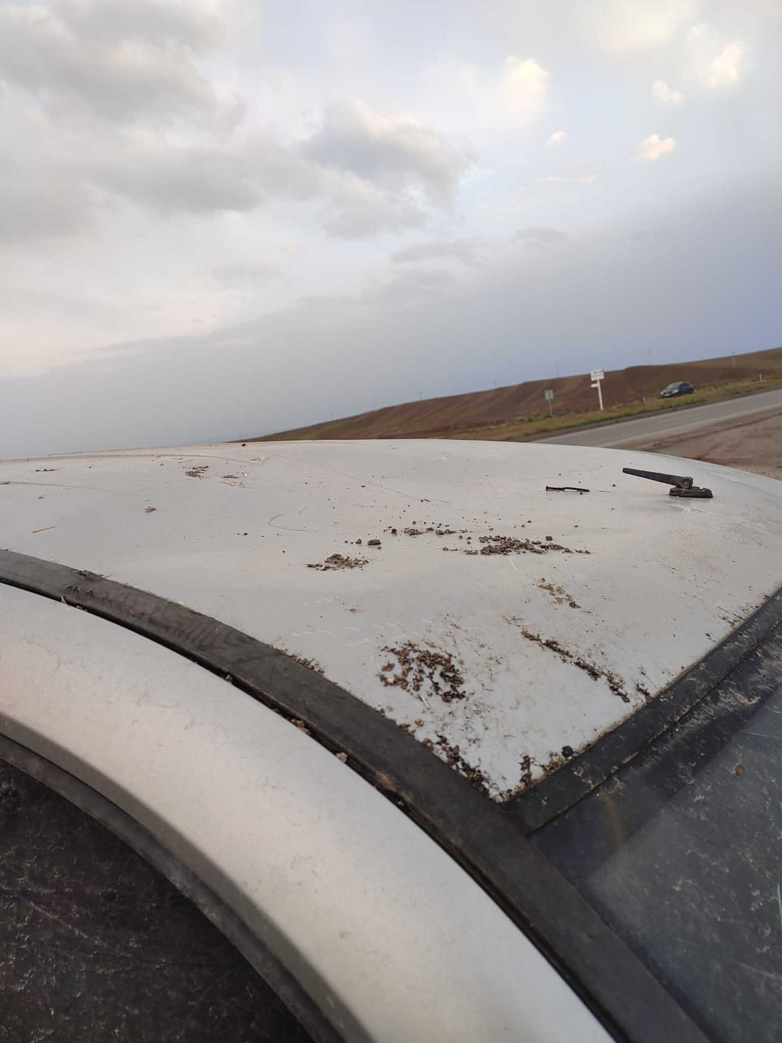 Bismil’de Kuvvetli Rüzgarda Uçan Işyerinin Çatısı, Otomobilin Üzerine Düştü 8