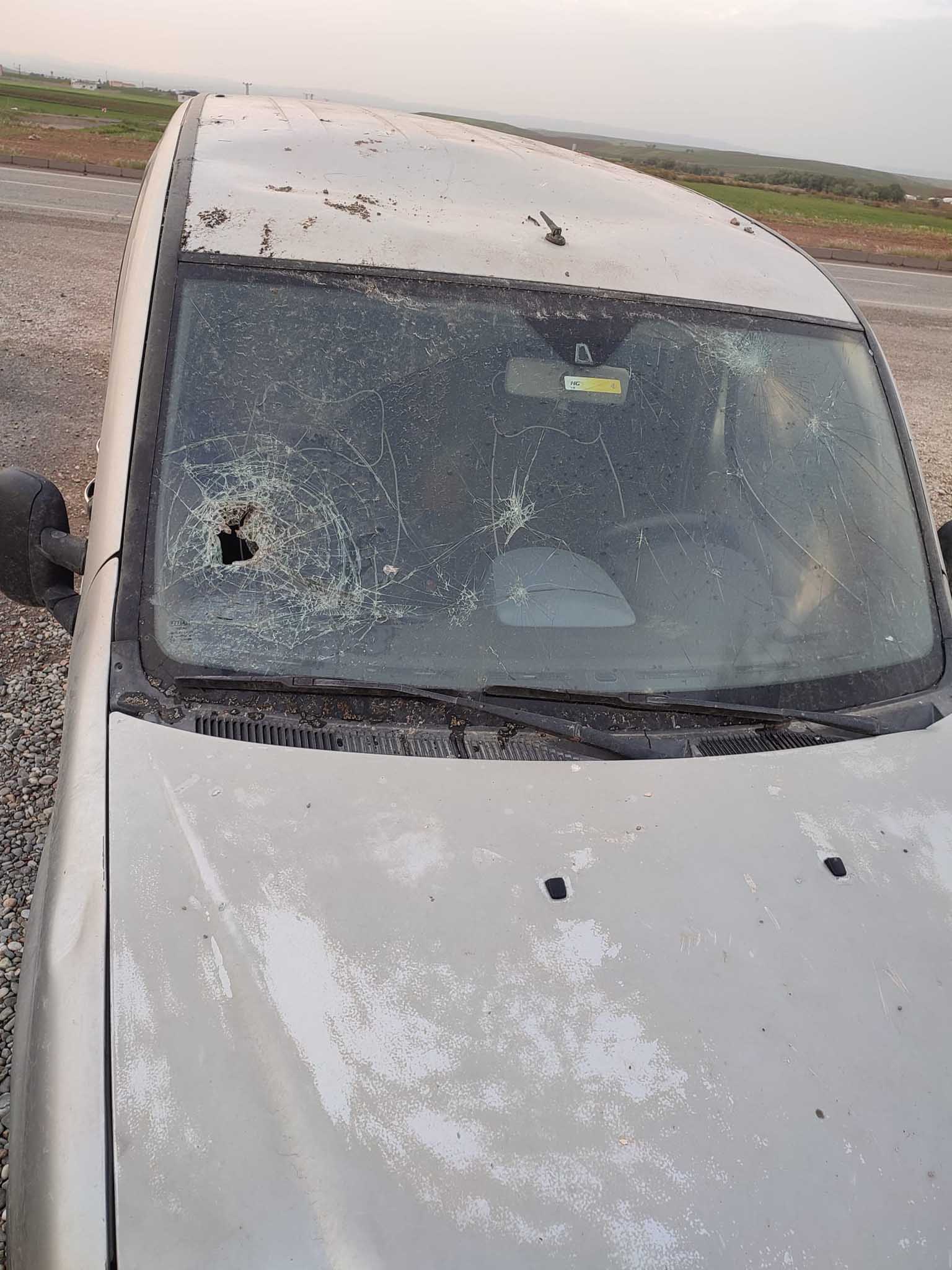 Bismil’de Kuvvetli Rüzgarda Uçan Işyerinin Çatısı, Otomobilin Üzerine Düştü 9