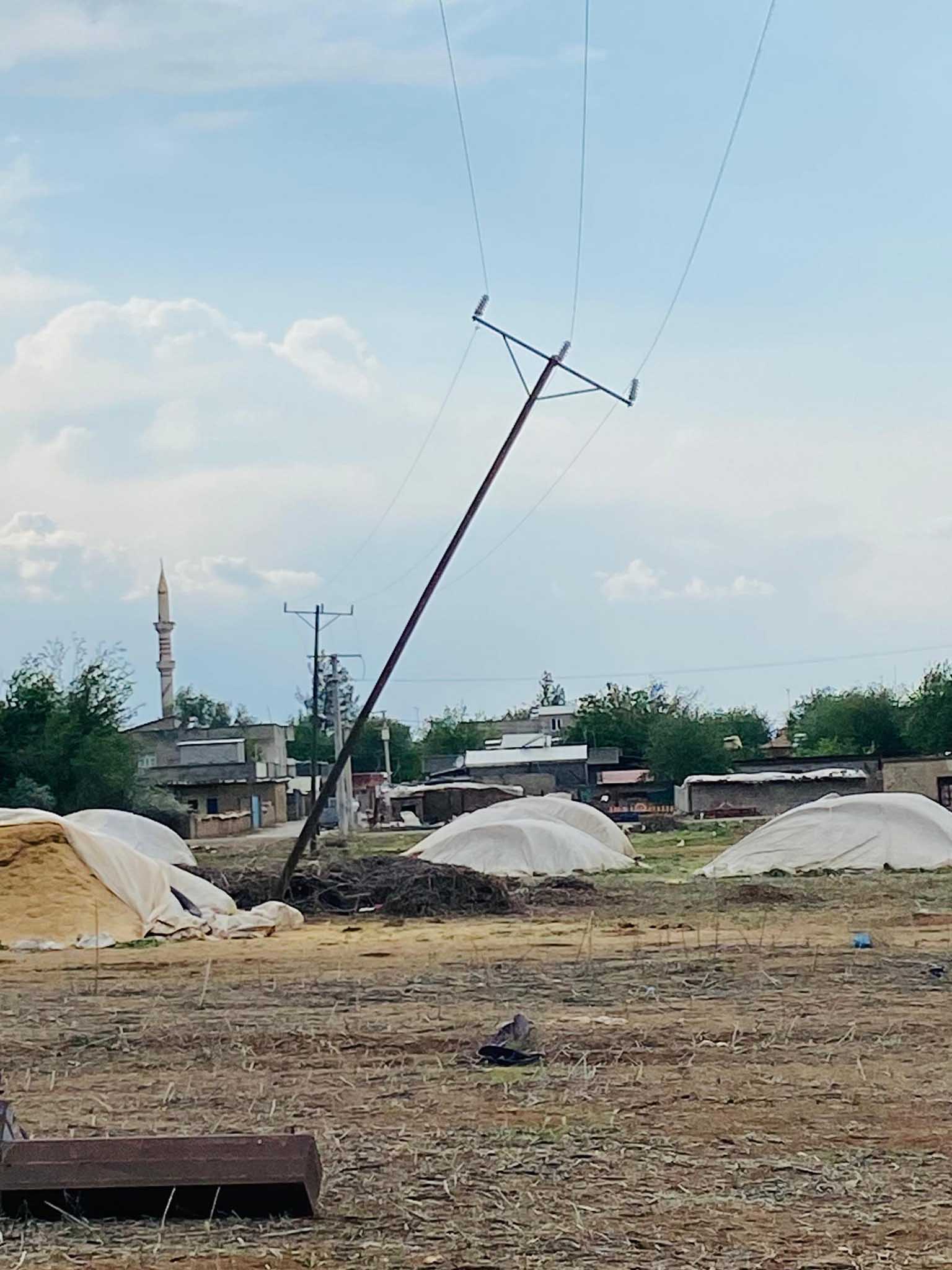 Bismil’de Kuvvetli Rüzgardan Dolayı Elektrik Direği Yan Yattı 1