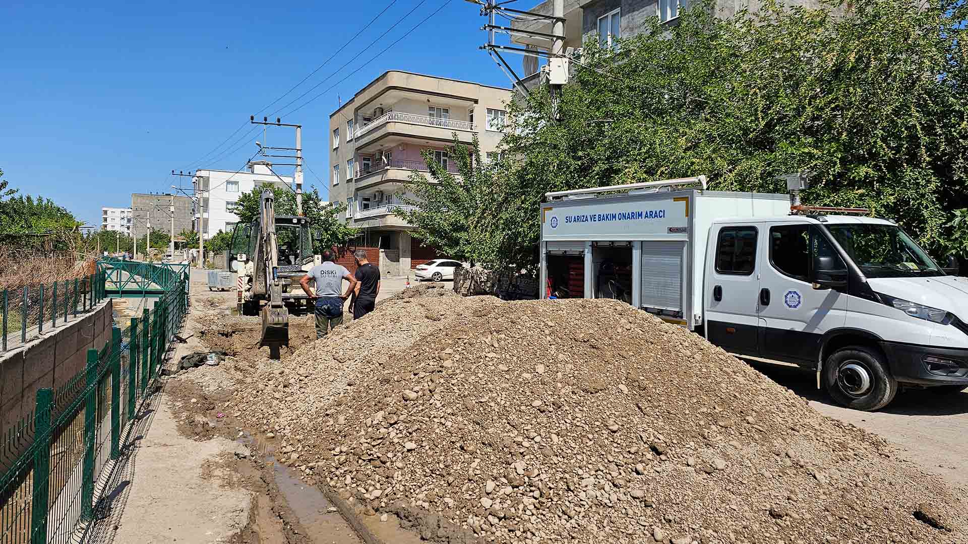 Bismil’de Patlayan Içme Suyu Hattına Müdahale Sürüyor 4