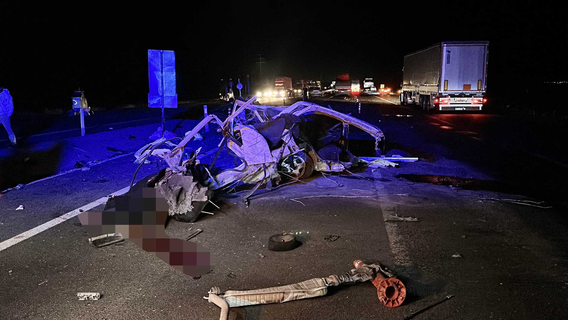 Diyarbakır Siverek Yolunda Otomobil Tıra Çarptı 1 Ölü, 1 Ağır Yaralı 1