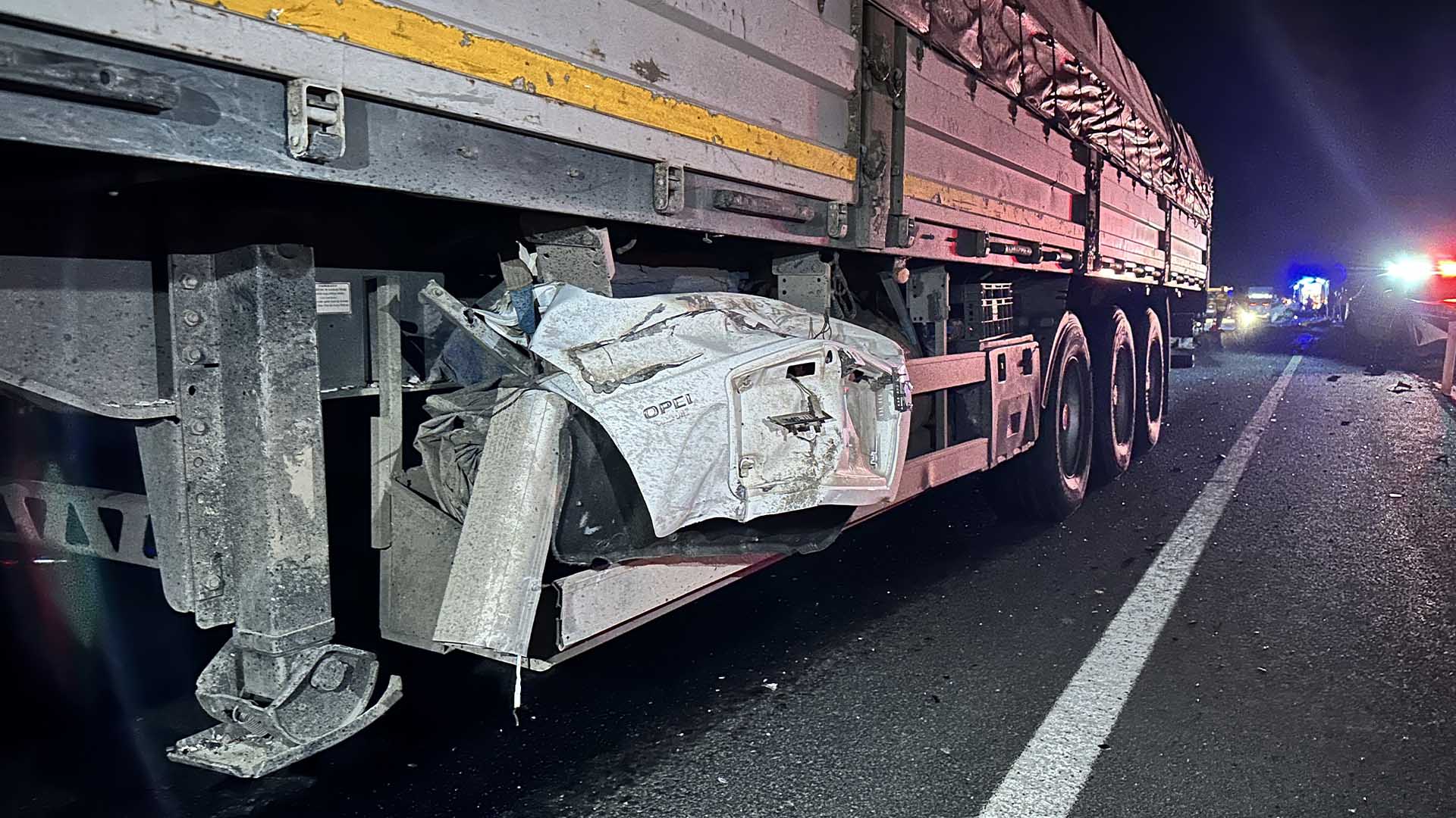 Diyarbakır Siverek Yolunda Otomobil Tıra Çarptı 1 Ölü, 1 Ağır Yaralı 2