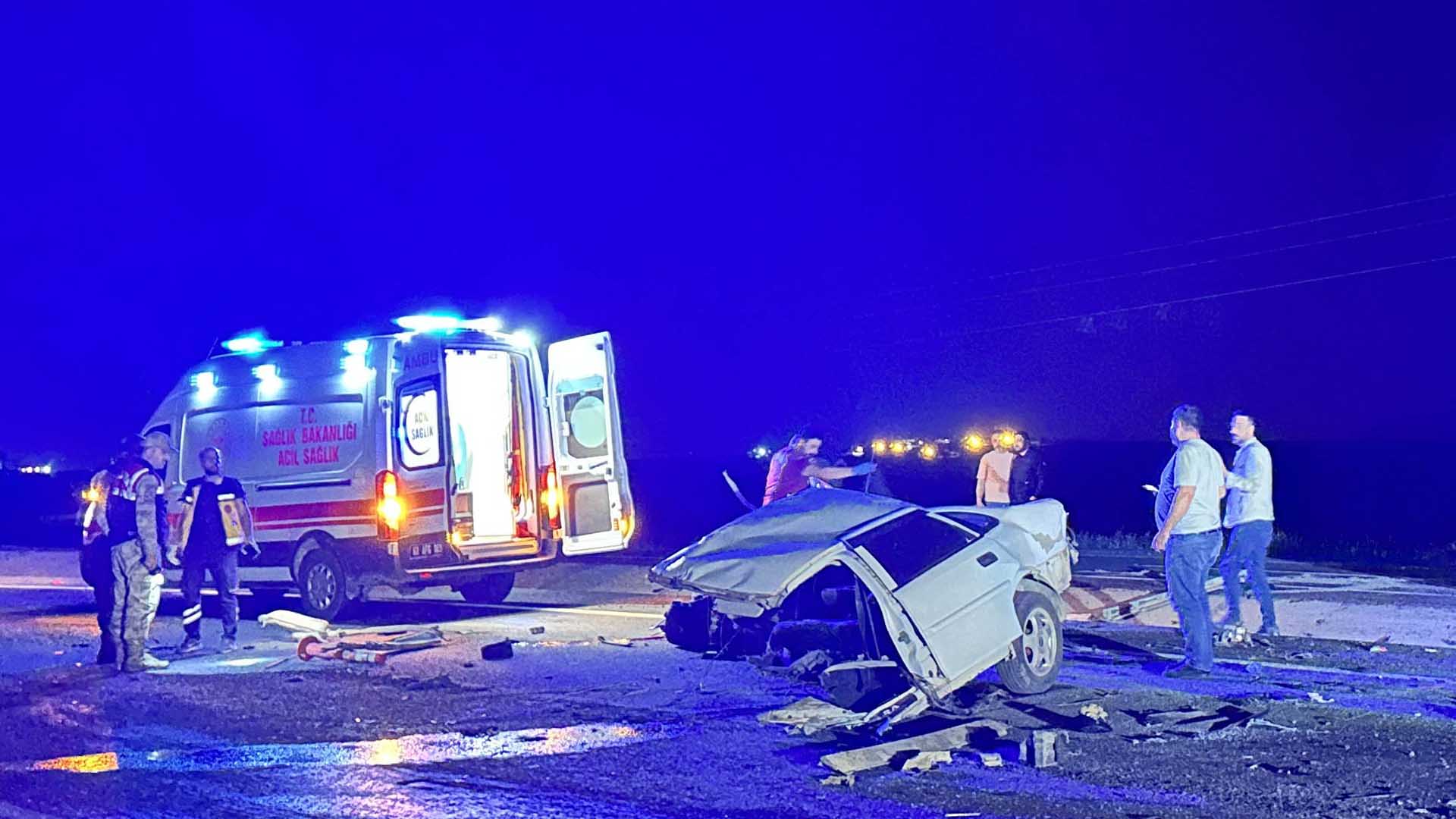 Diyarbakır Siverek Yolunda Otomobil Tıra Çarptı 1 Ölü, 1 Ağır Yaralı 3