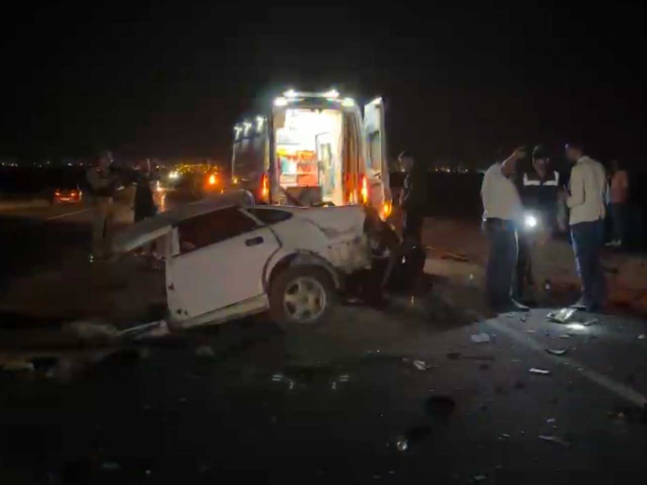 Diyarbakır Siverek Yolunda Otomobil Tıra Çarptı 1 Ölü, 1 Ağır Yaralı 4
