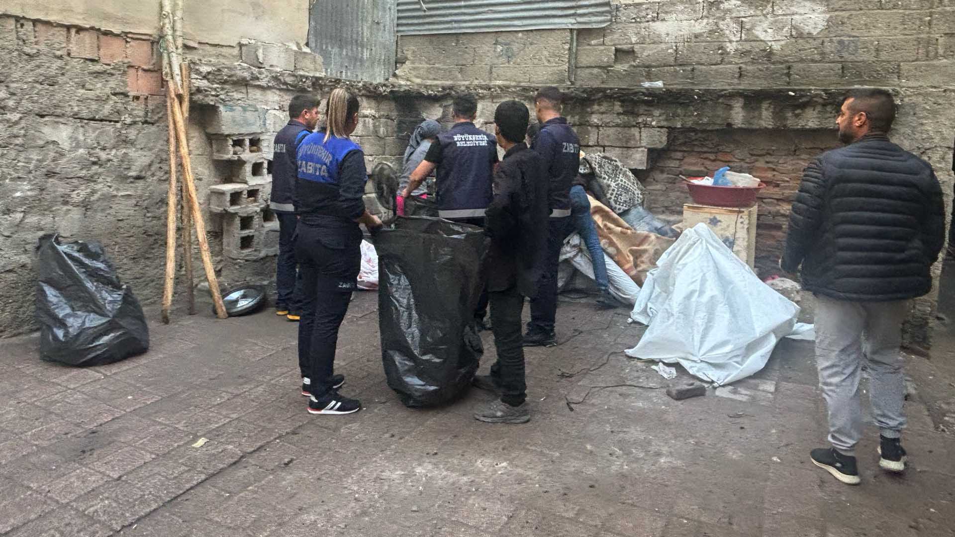 Diyarbakır’da 2’Si Çocuk 3 Kişilik Aile, Ev Sahipleri Tarafından Evden Çıkarıldı 1