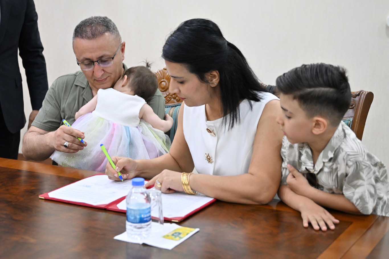 Diyarbakır'da Bir Kız Çocuğu Imza Töreniyle Koruyucu Ailesine Teslim Edildi 1