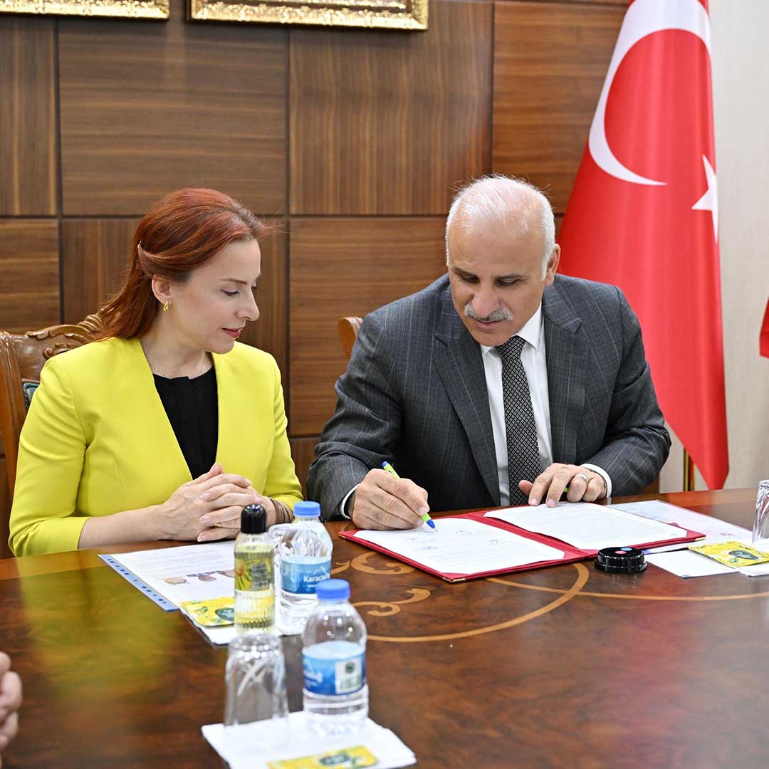 Diyarbakır'da Bir Kız Çocuğu Imza Töreniyle Koruyucu Ailesine Teslim Edildi 2