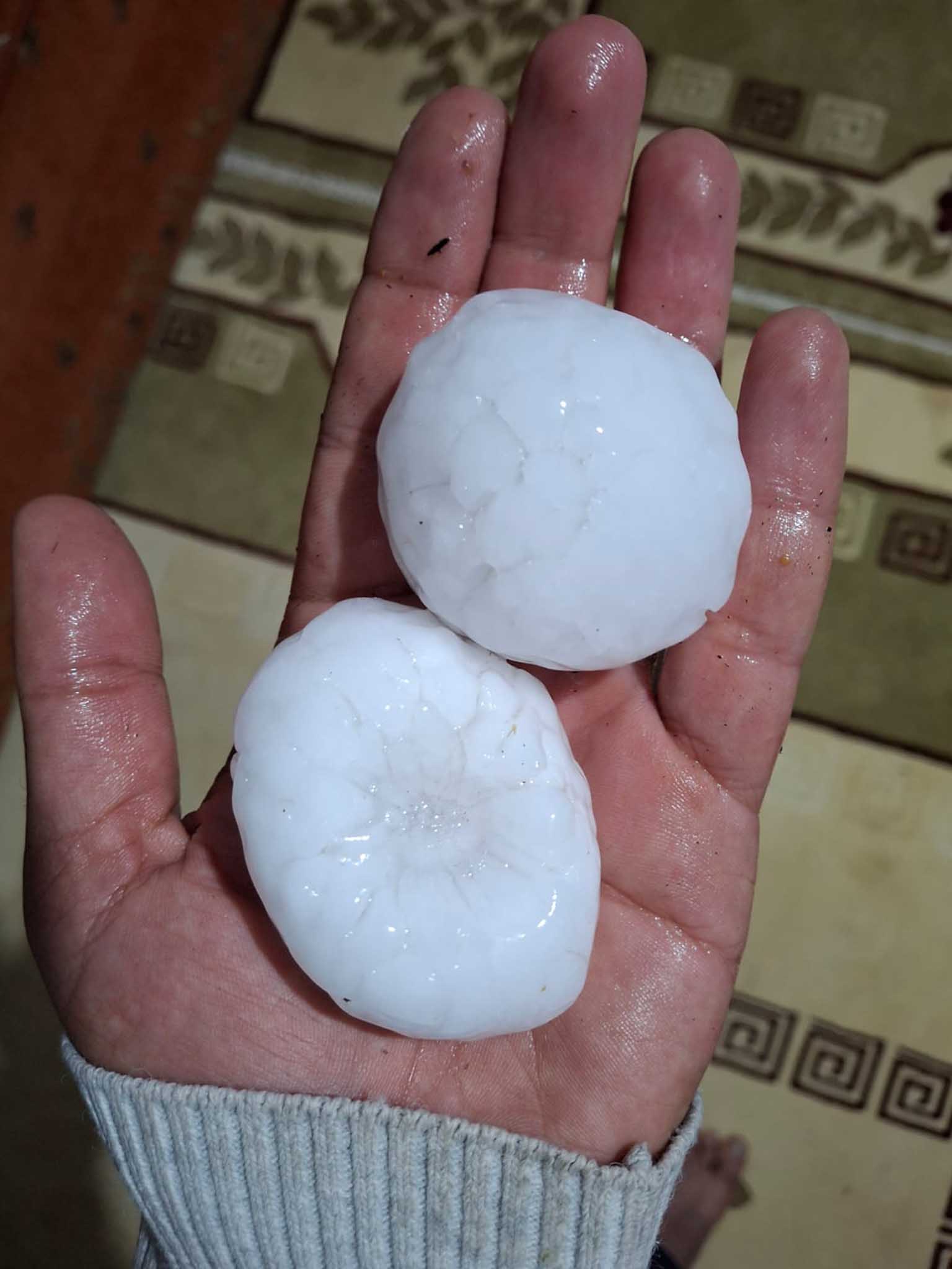 Diyarbakır'da Ceviz Büyüklüğünde Dolu 1