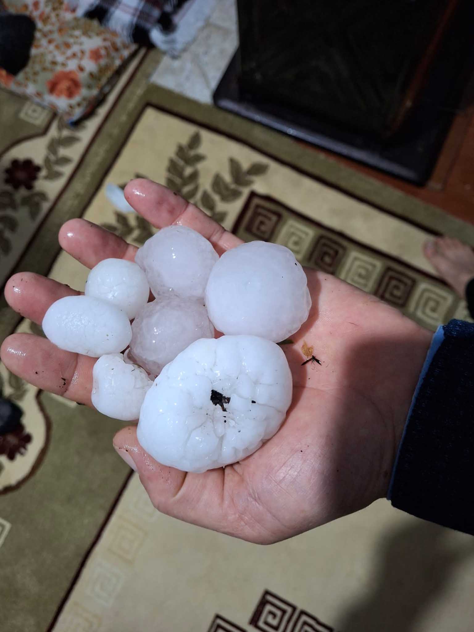 Diyarbakır'da Ceviz Büyüklüğünde Dolu 2