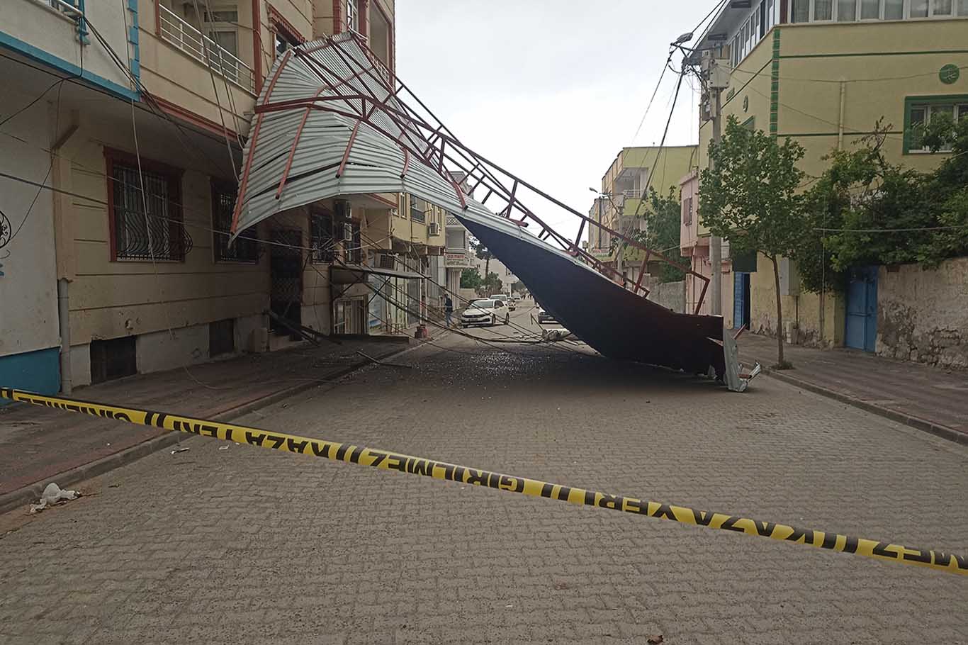 Diyarbakır’da Fırtına; Çatı Ve Ağaçlar, Araçların Üzerine Devrildi 1