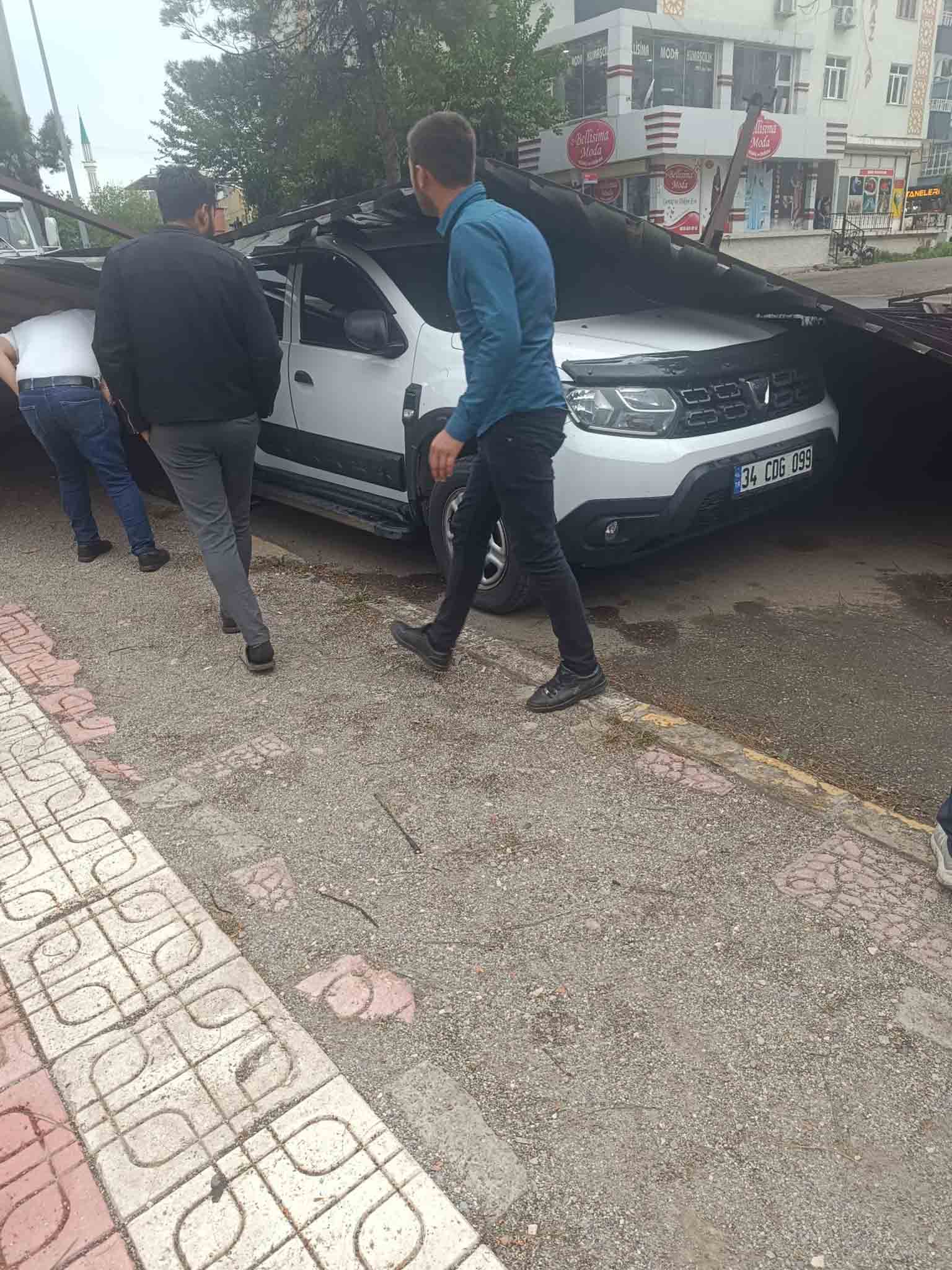 Diyarbakır’da Fırtına; Çatı Ve Ağaçlar, Araçların Üzerine Devrildi 11