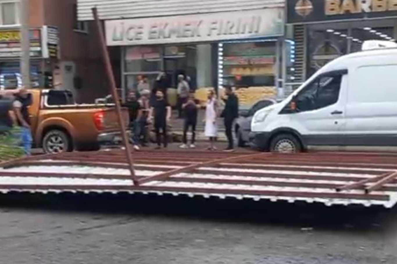 Diyarbakır’da Fırtına; Çatı Ve Ağaçlar, Araçların Üzerine Devrildi 2