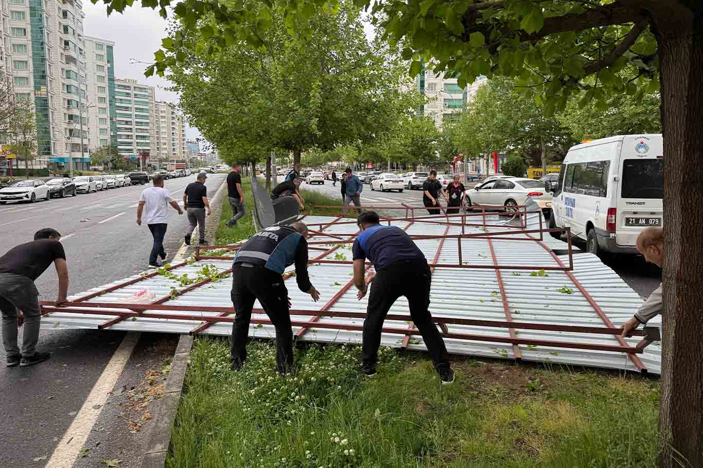 Diyarbakır’da Fırtına; Çatı Ve Ağaçlar, Araçların Üzerine Devrildi 5
