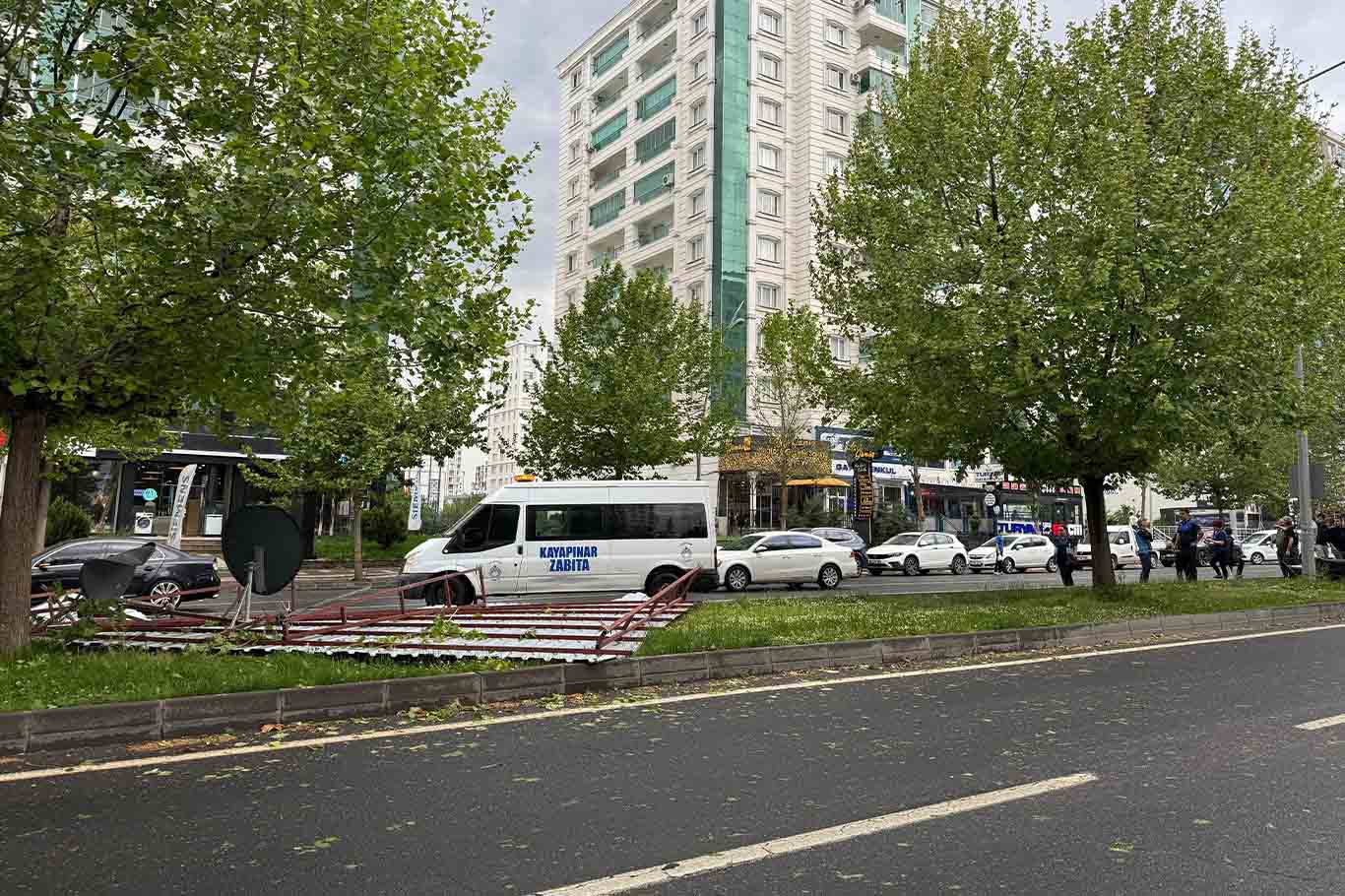 Diyarbakır’da Fırtına; Çatı Ve Ağaçlar, Araçların Üzerine Devrildi 6
