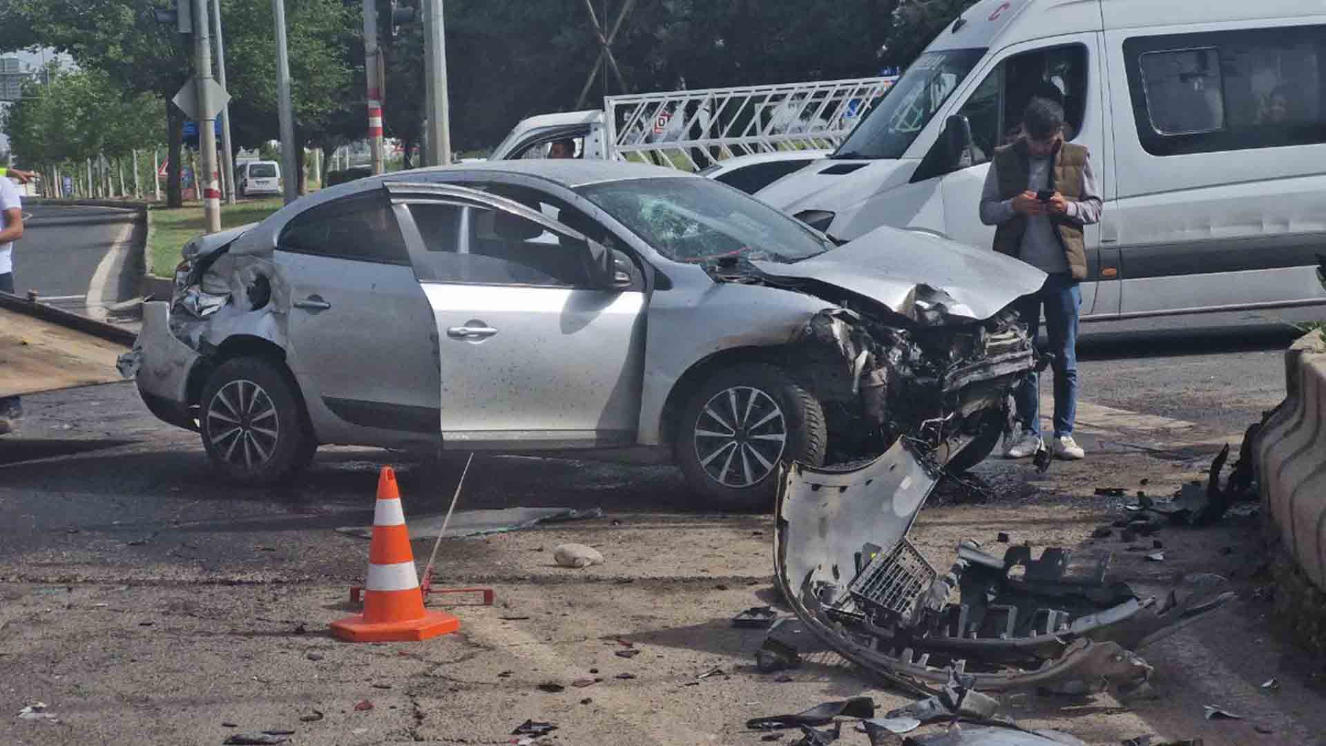 Diyarbakır’da Kamyonet Ve Otomobil Çarpıştı 3 Yaralı 2