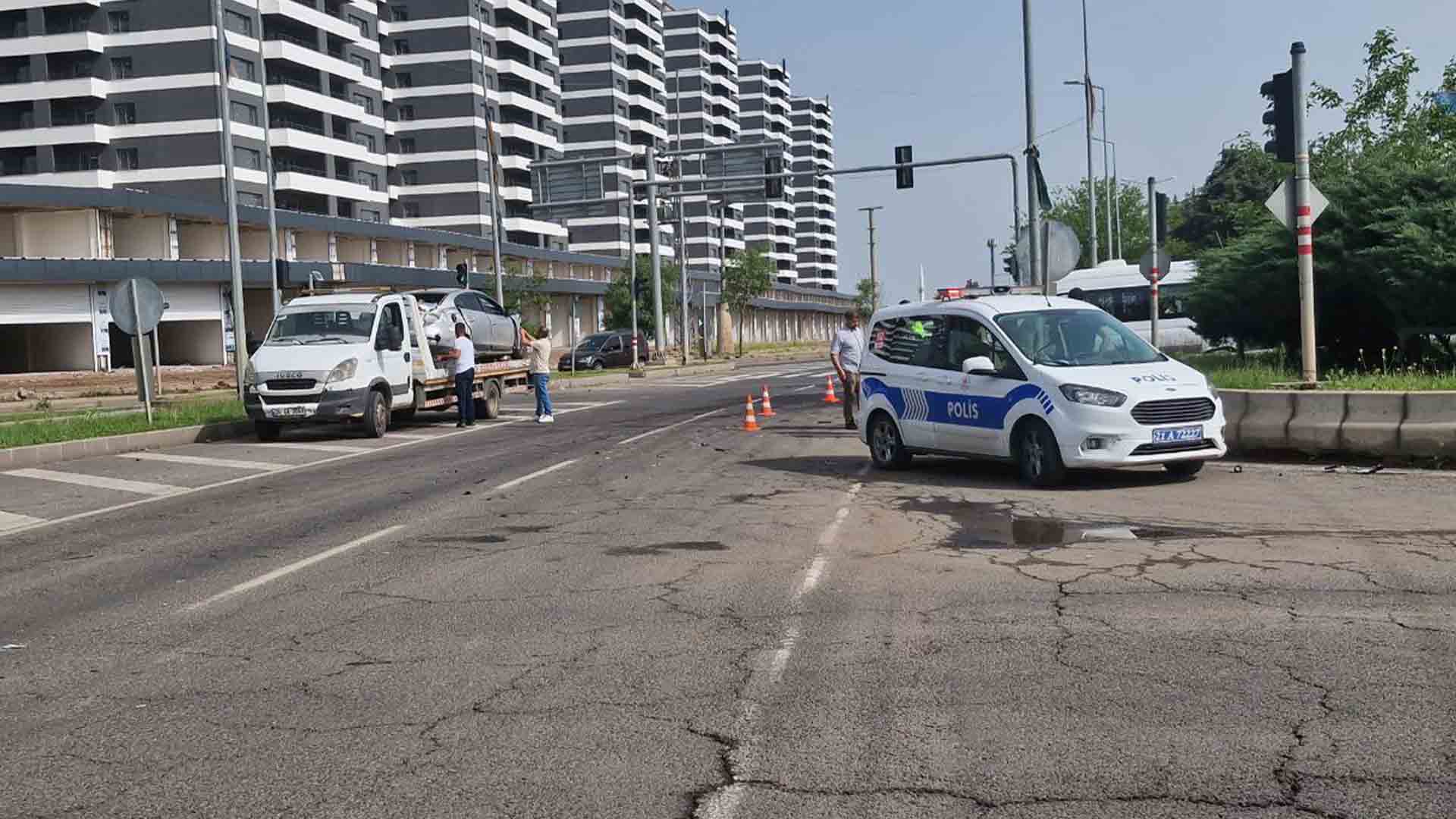 Diyarbakır’da Kamyonet Ve Otomobil Çarpıştı 3 Yaralı 3