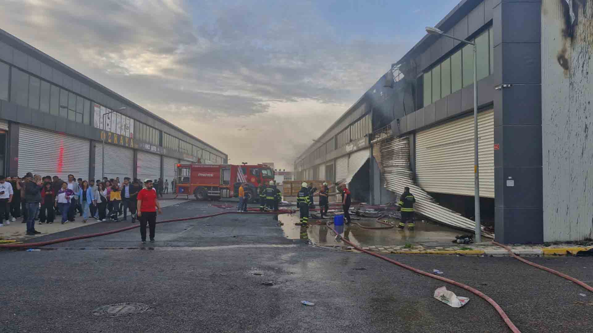 Diyarbakır’da, Oto Sanayi Sitesinde Patlama Sonrası Yangın; Patlama Anı Kamerada 4