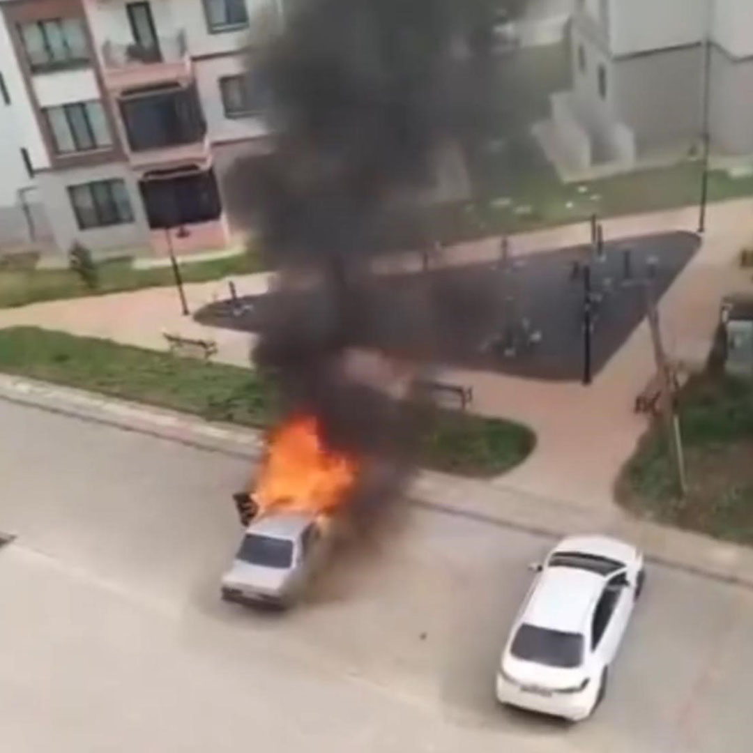 Diyarbakır'da Park Halindeyken Yanan Otomobil Kullanılamaz Hale Geldi 1