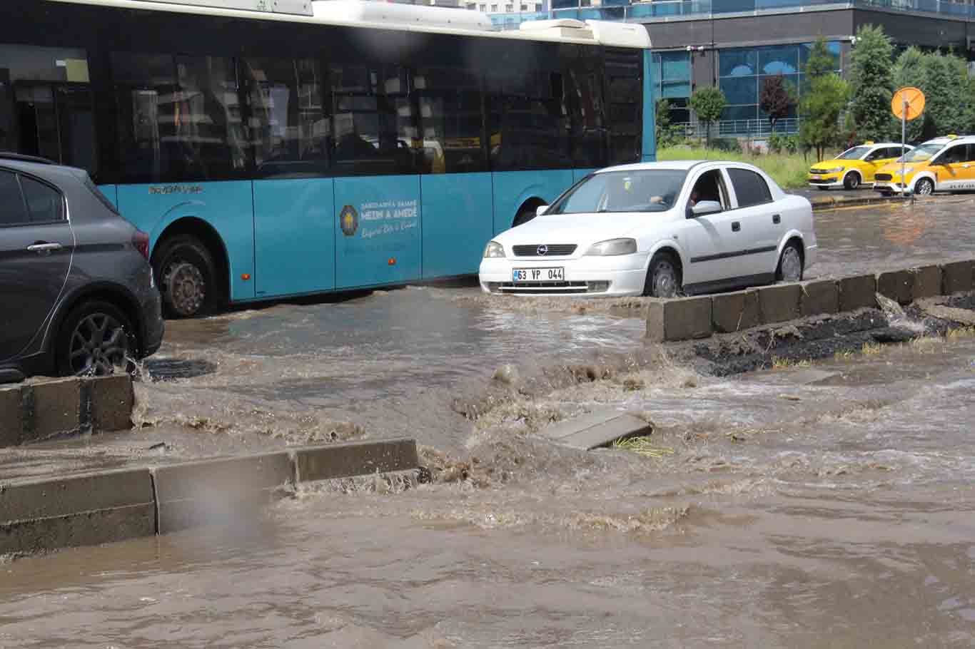 Diyarbakır'da Sağanak Caddeler Göle Döndü, Altgeçitlerde Araçlar Mahsur Kaldı 8