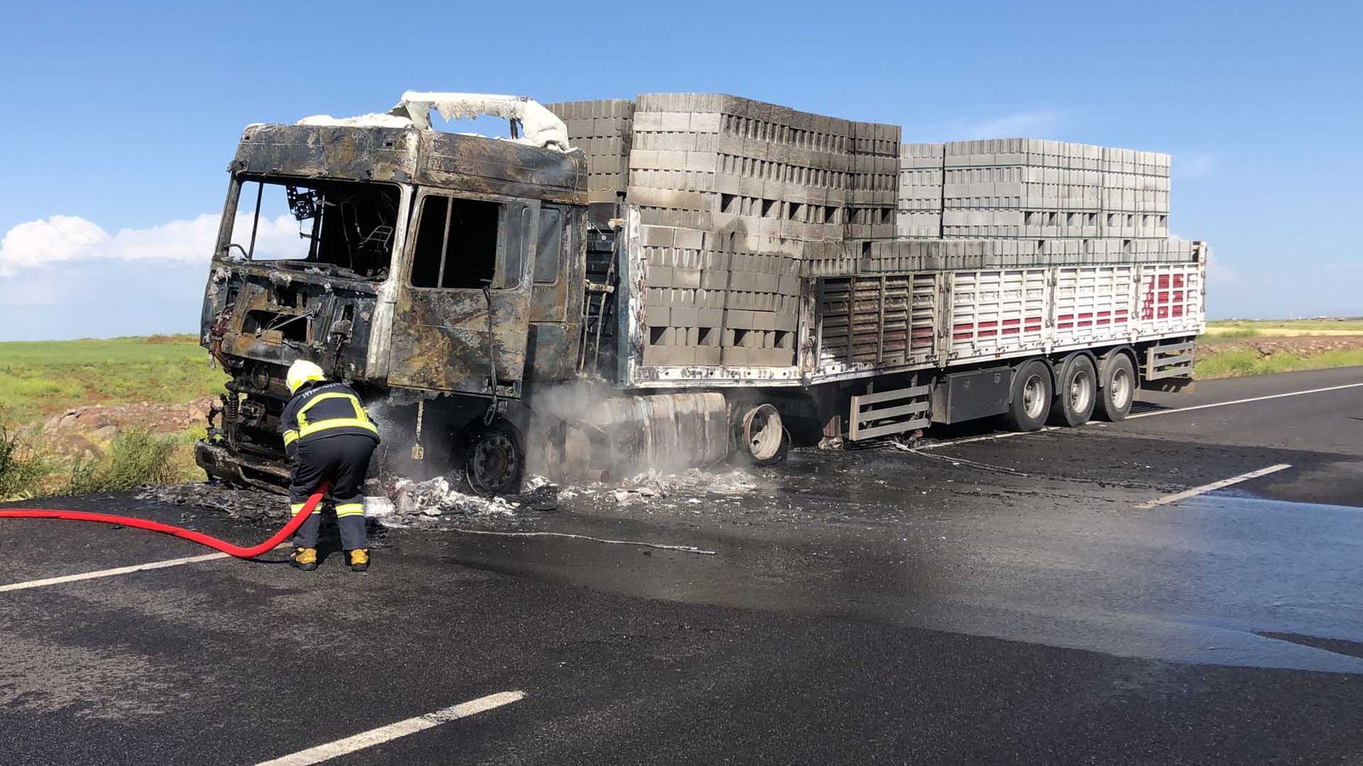 Diyarbakır'da Seyir Halindeki Briket Yüklü Tir Yandı 2