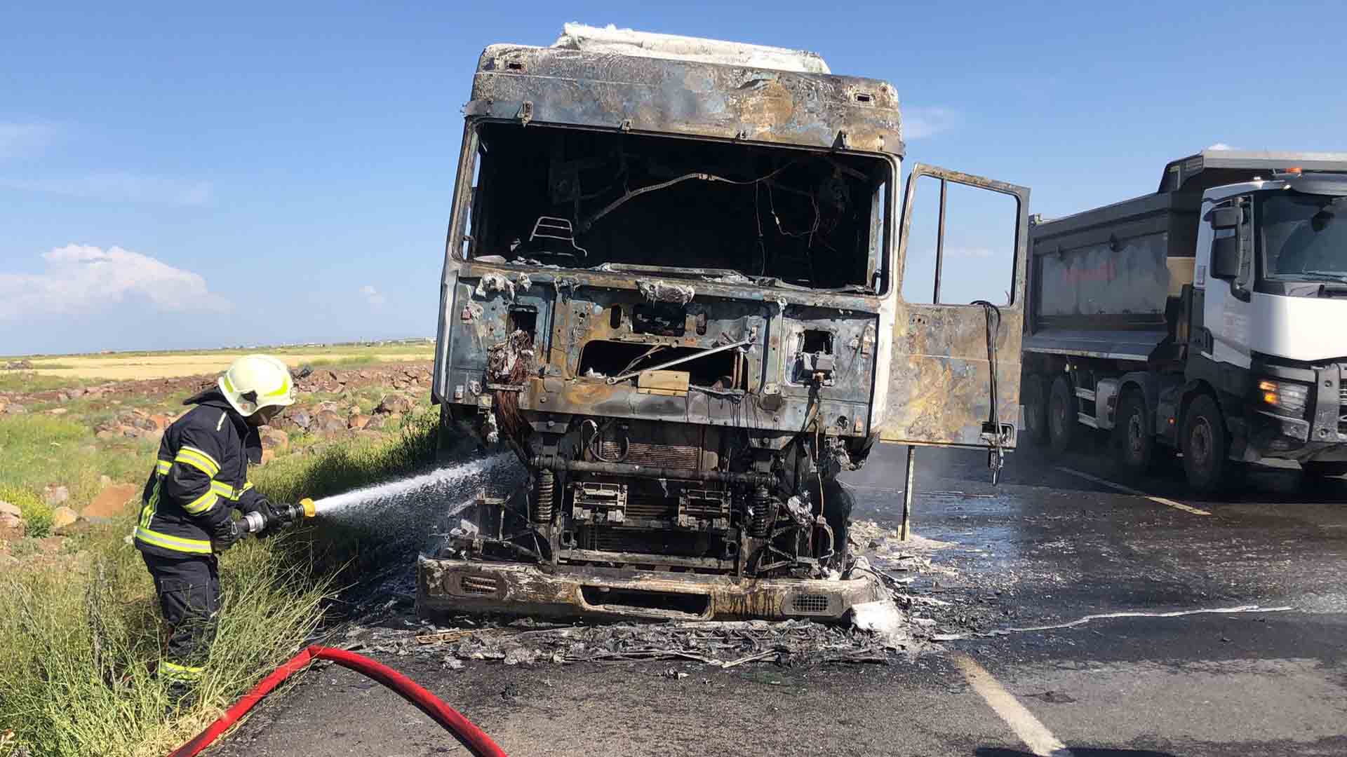 Diyarbakır'da Seyir Halindeki Briket Yüklü Tir Yandı 3