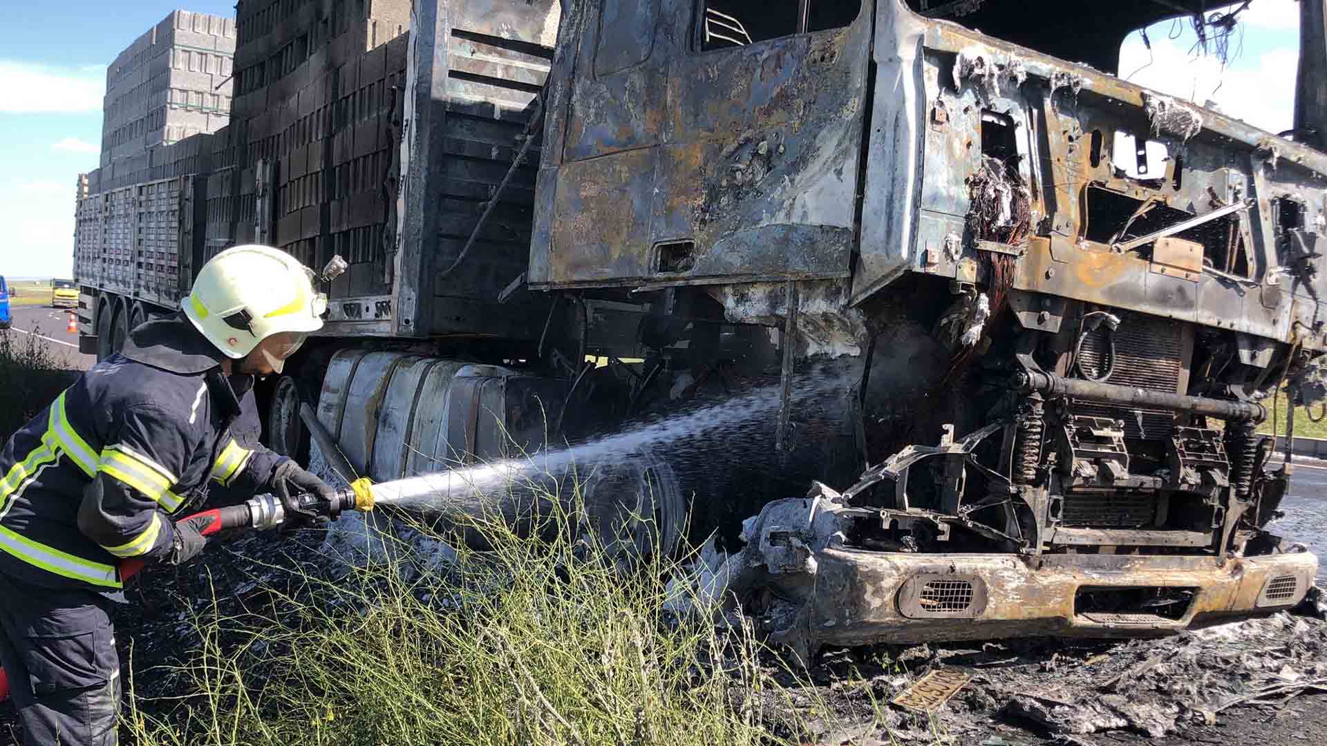 Diyarbakır'da Seyir Halindeki Briket Yüklü Tir Yandı 4