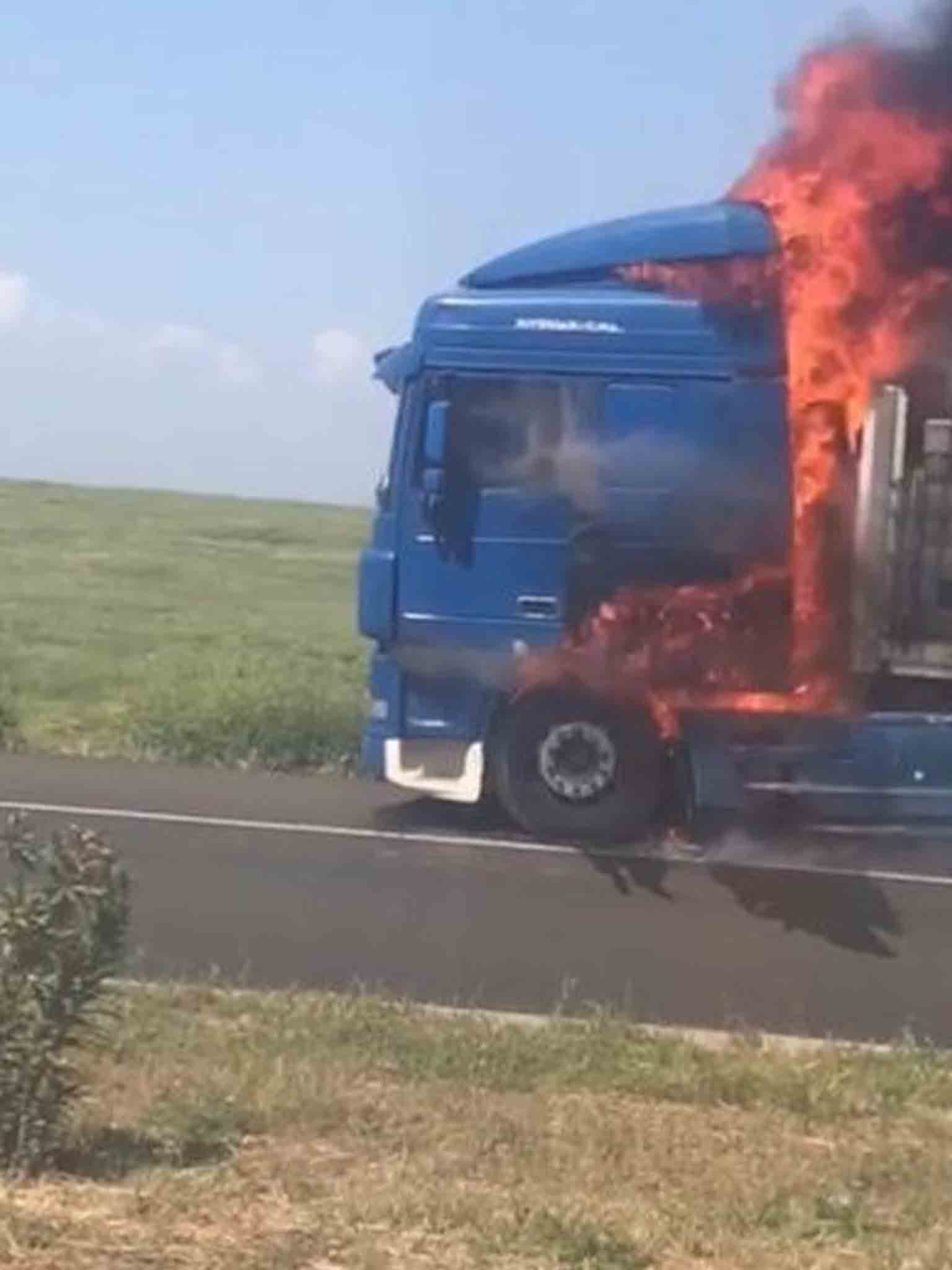 Diyarbakır'da Seyir Halindeki Briket Yüklü Tir Yandı 5
