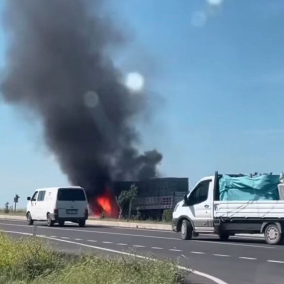 Diyarbakır'da Seyir Halindeki Briket Yüklü Tir Yandı 6
