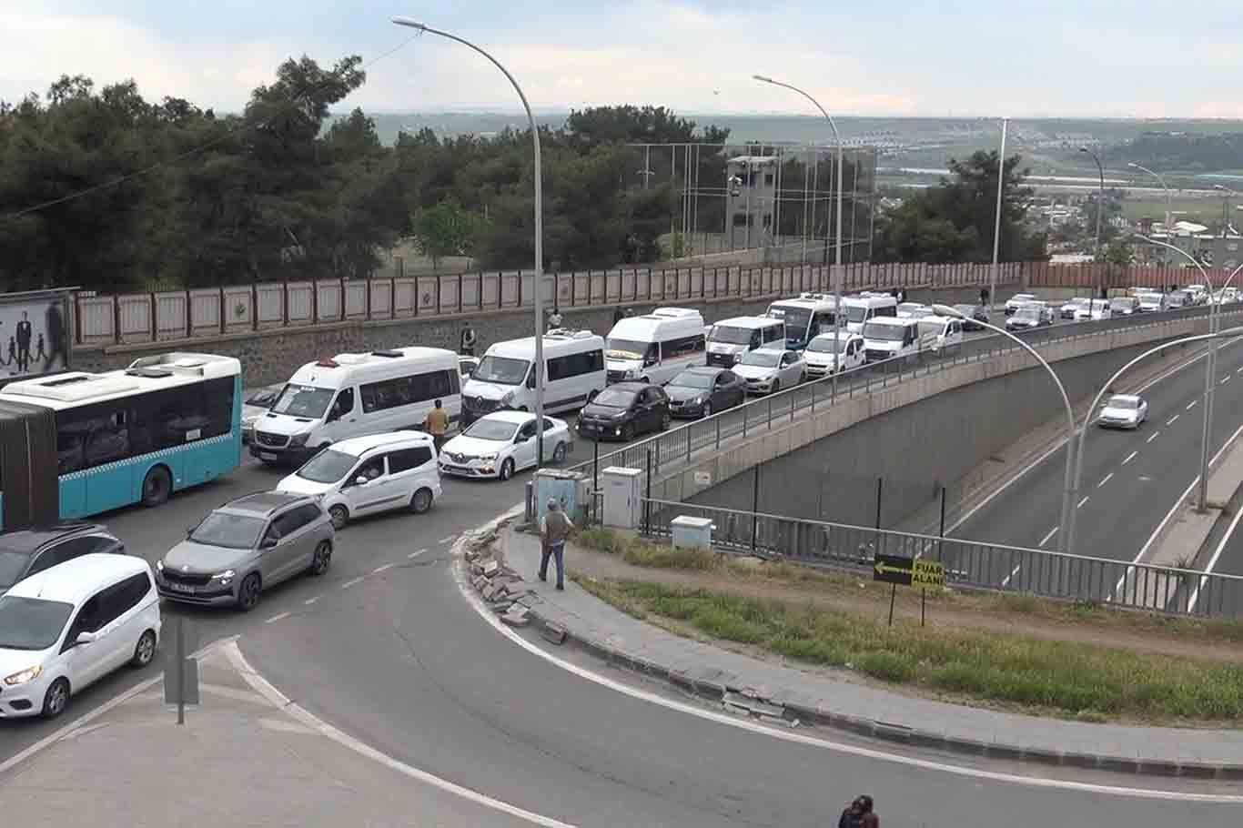 Diyarbakır’da Trafik Çilesi Iki Noktada Çekilmez Hale Geldi 2