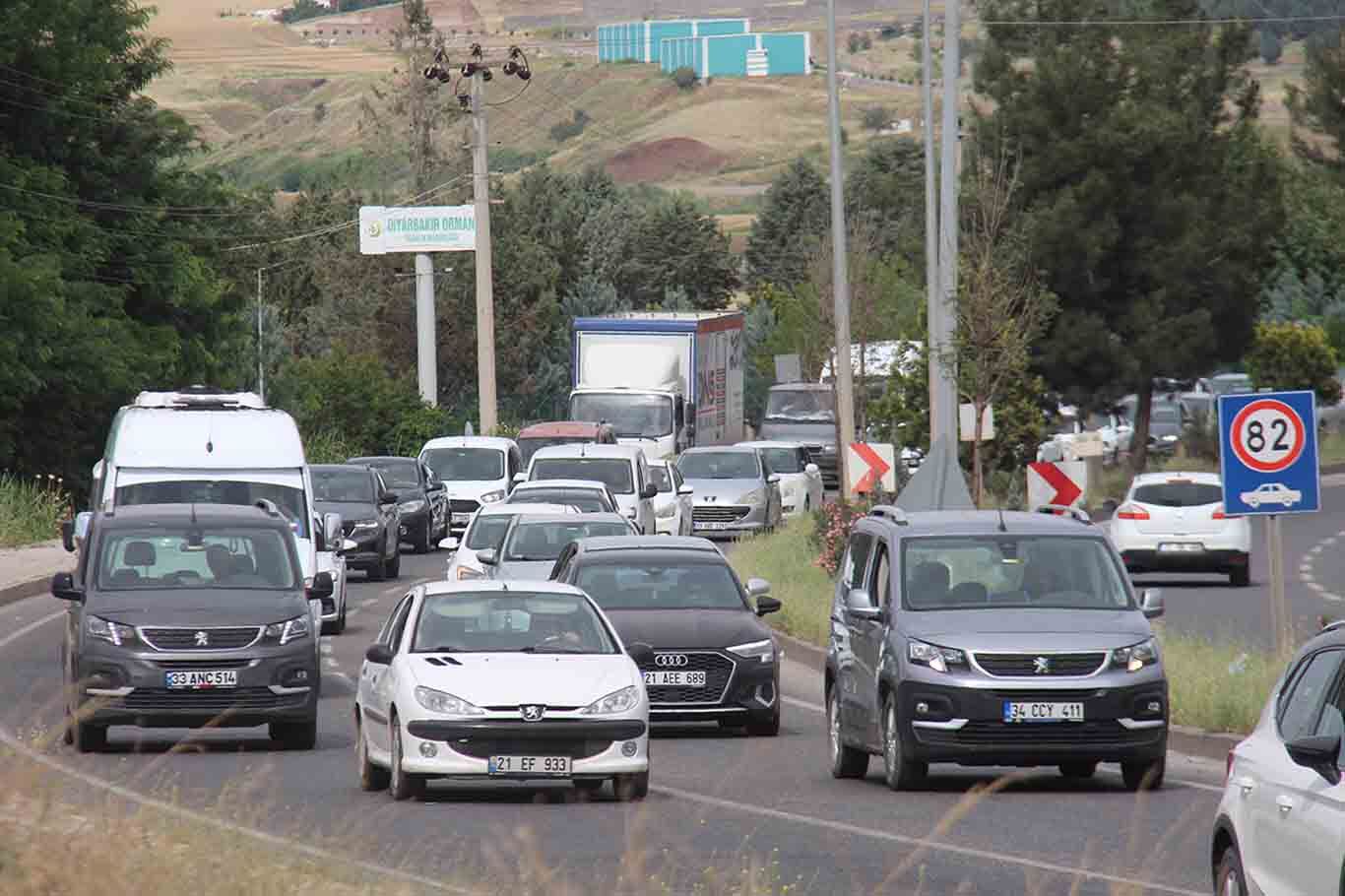 Diyarbakır’da Trafik Çilesi Iki Noktada Çekilmez Hale Geldi 4