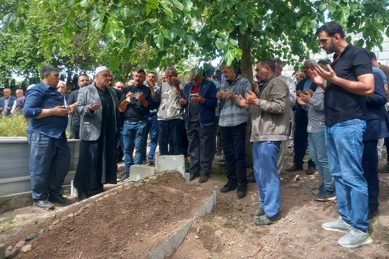 Diyarbakır’da Yaşamını Yitiren Gazeteci, Son Yolculuğuna Uğurlandı 2