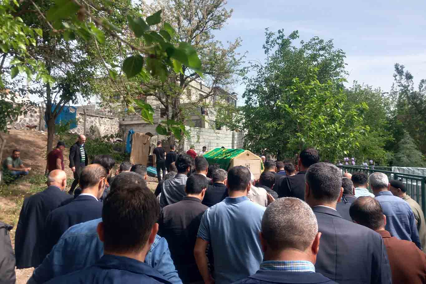 Diyarbakır’da Yaşamını Yitiren Gazeteci, Son Yolculuğuna Uğurlandı 3