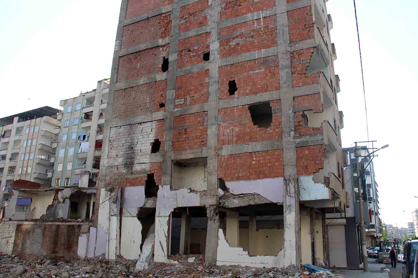Diyarbakır’da Yıkımı Yapılmayan Ağır Ve Orta Hasarlı Binalar Tehlike Saçıyor 3