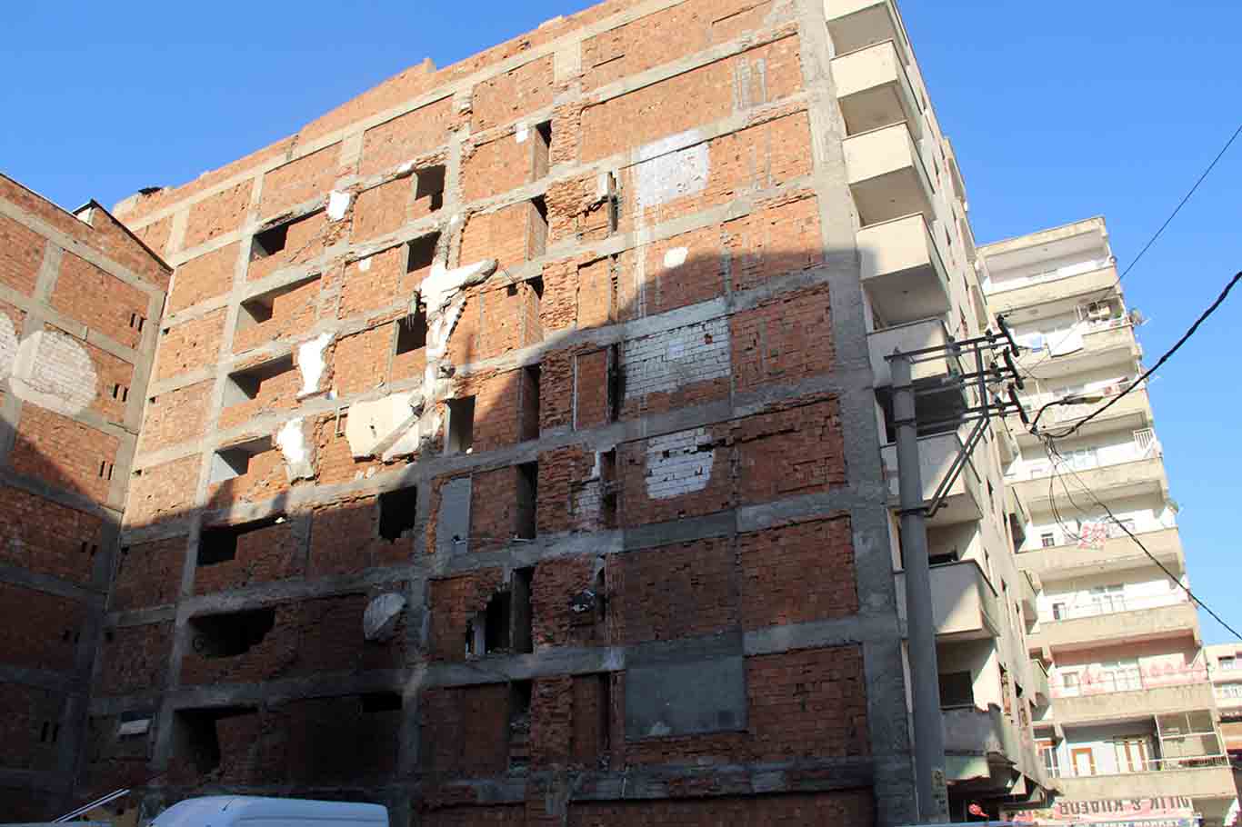 Diyarbakır’da Yıkımı Yapılmayan Ağır Ve Orta Hasarlı Binalar Tehlike Saçıyor 4