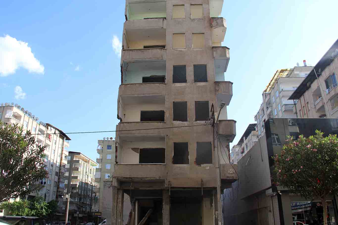 Diyarbakır’da Yıkımı Yapılmayan Ağır Ve Orta Hasarlı Binalar Tehlike Saçıyor 5