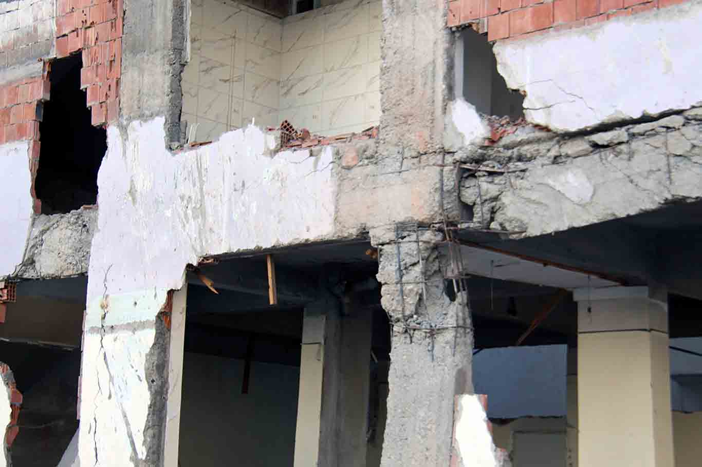 Diyarbakır’da Yıkımı Yapılmayan Ağır Ve Orta Hasarlı Binalar Tehlike Saçıyor 7