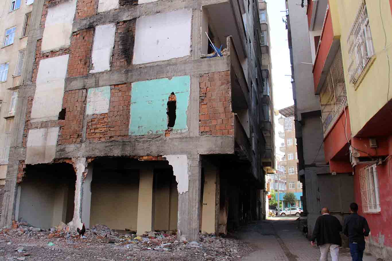 Diyarbakır’da Yıkımı Yapılmayan Ağır Ve Orta Hasarlı Binalar Tehlike Saçıyor 8
