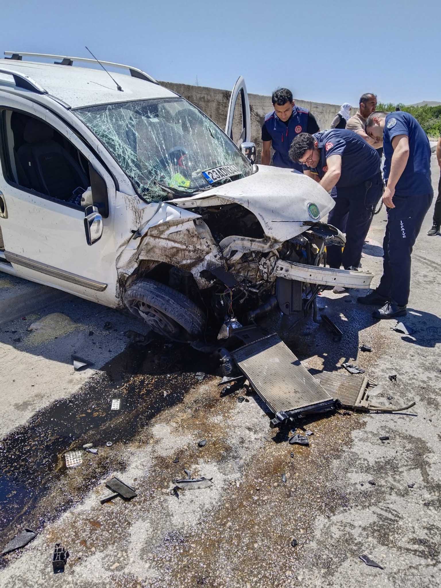 Duvara Çarpan Hafif Ticari Aracın Sürücüsü, Yaşamını Yitirdi 3