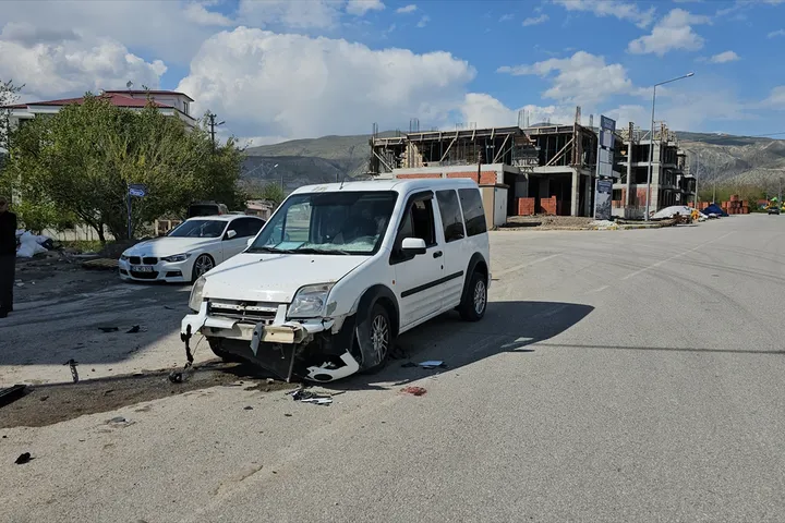 Erzincan Da Hafif Ticari Aracla Carpisan Motosikletin Surucusu Oldu 1746398852 (1)