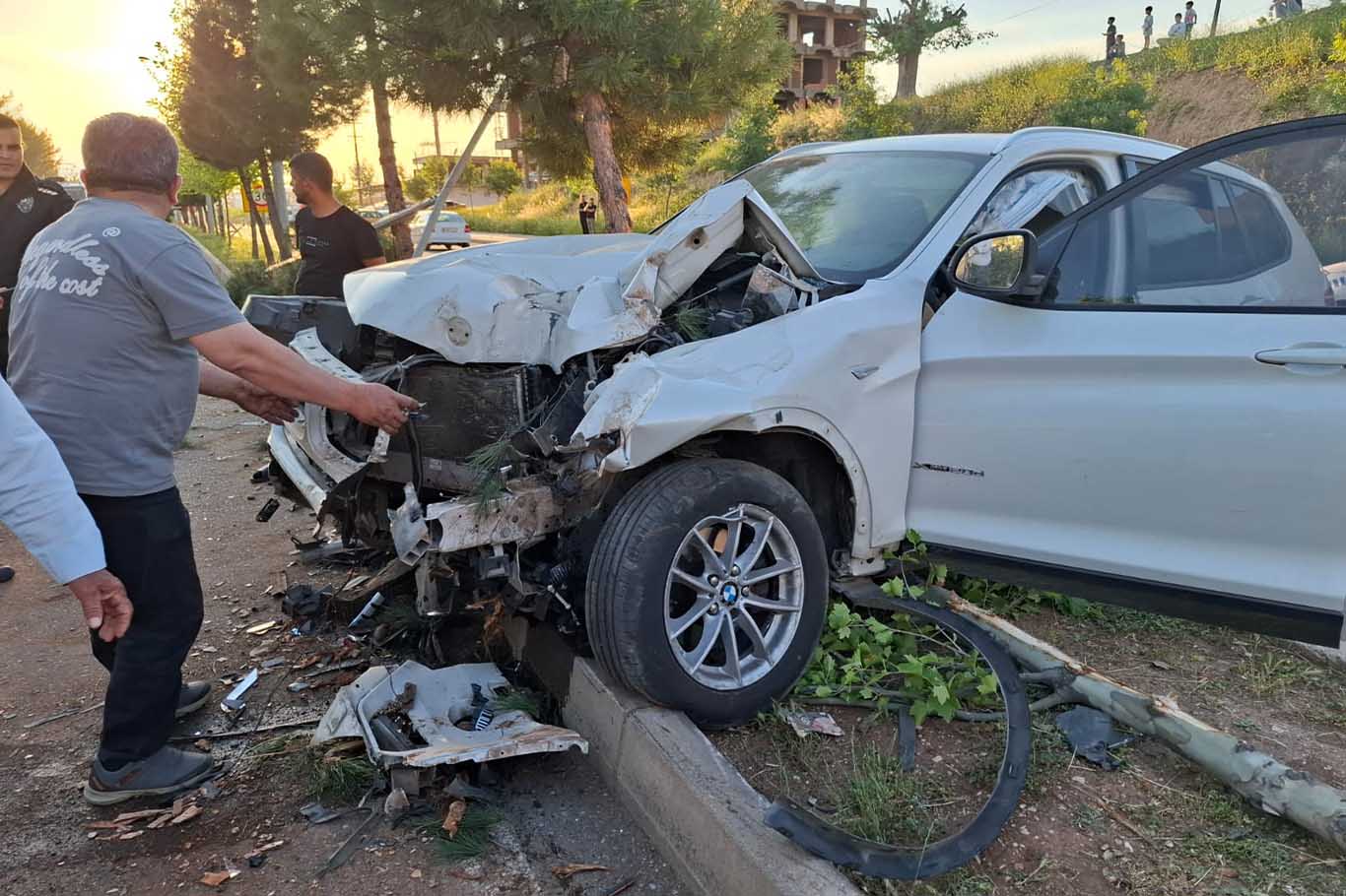 Kontrolden Çıkan Otomobil Aydınlatma Direği Ve Ağaçlara Çarptı 2 Yaralı 2