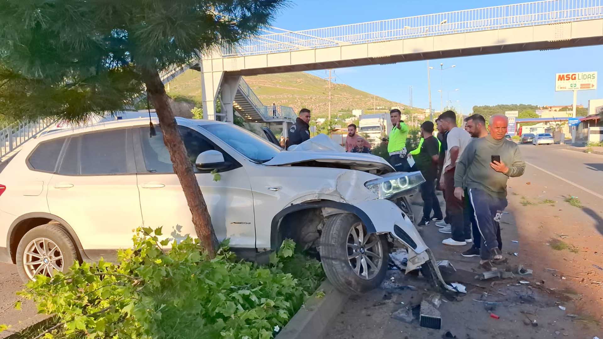 Kontrolden Çıkan Otomobil Aydınlatma Direği Ve Ağaçlara Çarptı 2 Yaralı 3