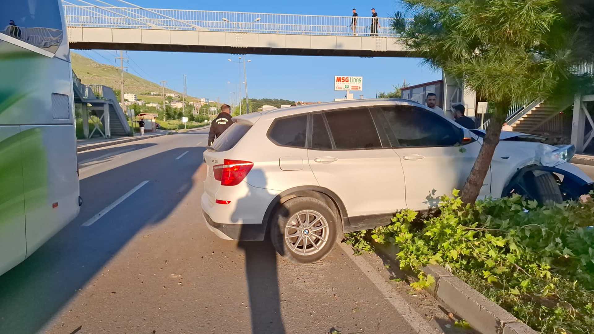 Kontrolden Çıkan Otomobil Aydınlatma Direği Ve Ağaçlara Çarptı 2 Yaralı 4